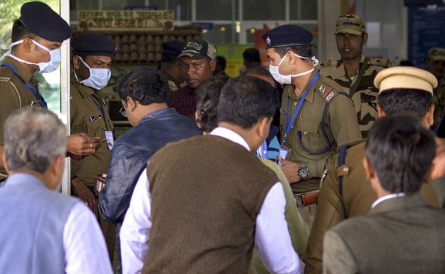 imposters-posing-as-customs-officials-nabbed-at-delhi-airport