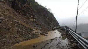 badrinath-sringar-devprayag-marg-stuck