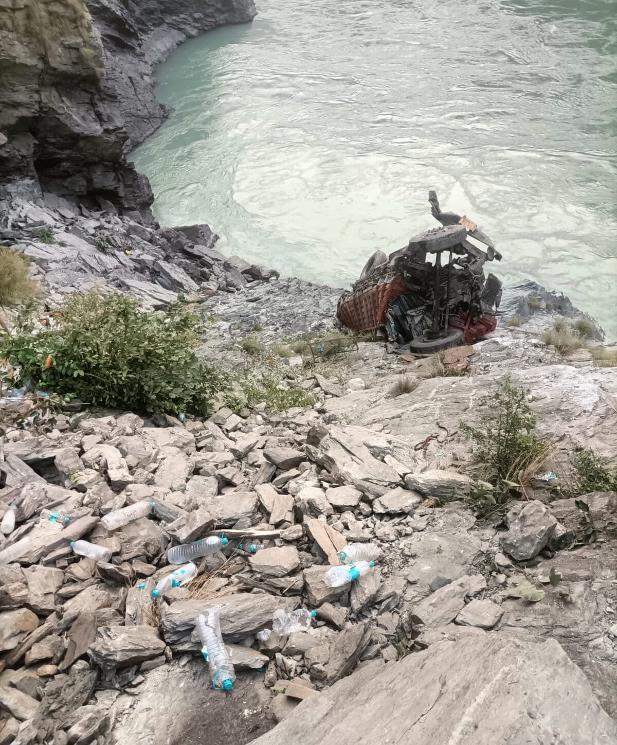 देवप्रयाग: गंगा नदी में ट्रक गिरने से पति-पत्नी लापता, रेस्क्यू ऑपरेशन जारी