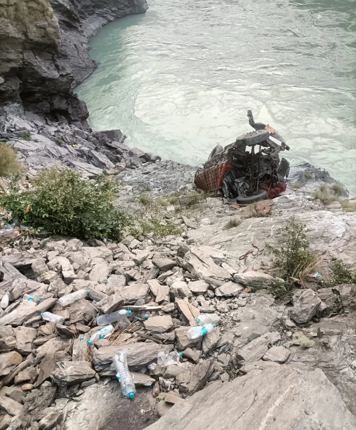 देवप्रयाग: गंगा नदी में ट्रक गिरने से पति-पत्नी लापता, रेस्क्यू ऑपरेशन जारी