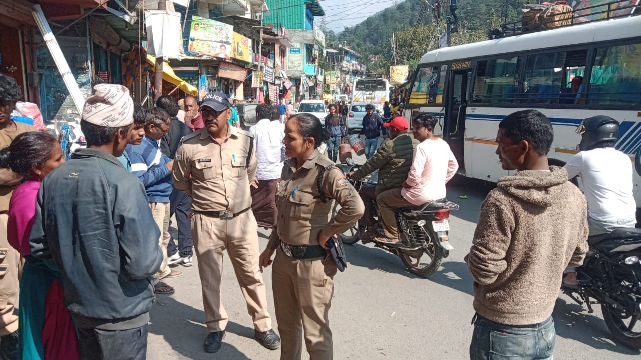 त्योहारी सीजन के मध्यनजर उत्तरकाशी पुलिस ने चलाई सघन चैकिंग और सत्यापन अभियान 4 उत्तरकाशी पुलिस