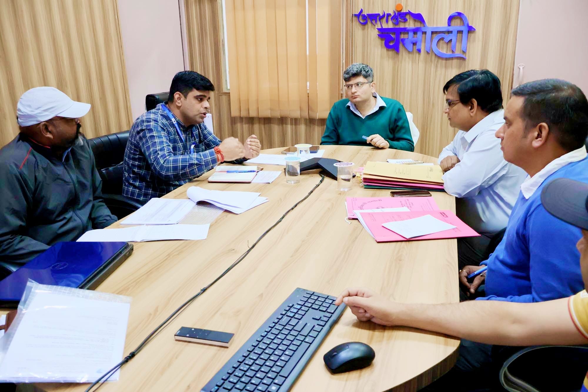 Chamoli news: जिलाधिकारी संदीप तिवारी की एनएचआईडीसीएल संग समीक्षा, भूस्खलन प्रभावित राष्ट्रीय राजमार्ग का होगा ट्रीटमेंट 2 chamoli news