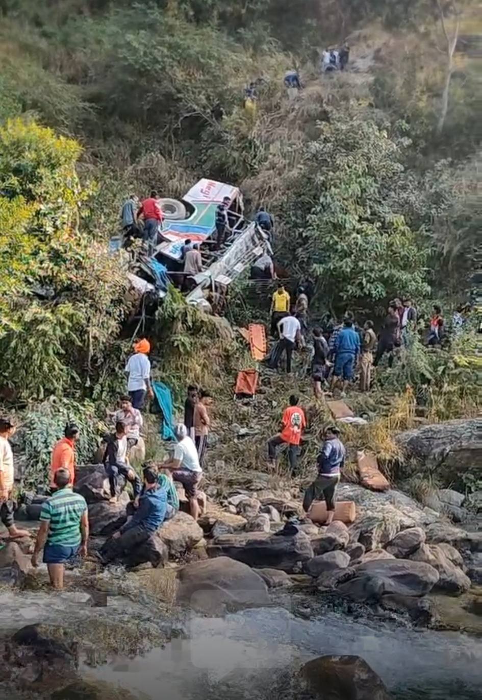 उत्तराखंड के अल्मोड़ा में बड़ा हादसा, खाई में गिरी यात्रियों से खचाखच भरी बस