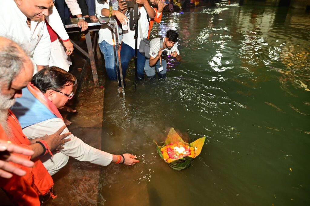 हरिद्वार में मुख्यमंत्री धामी ने गंगा दीप महोत्सव में की मां गंगा की पूजा