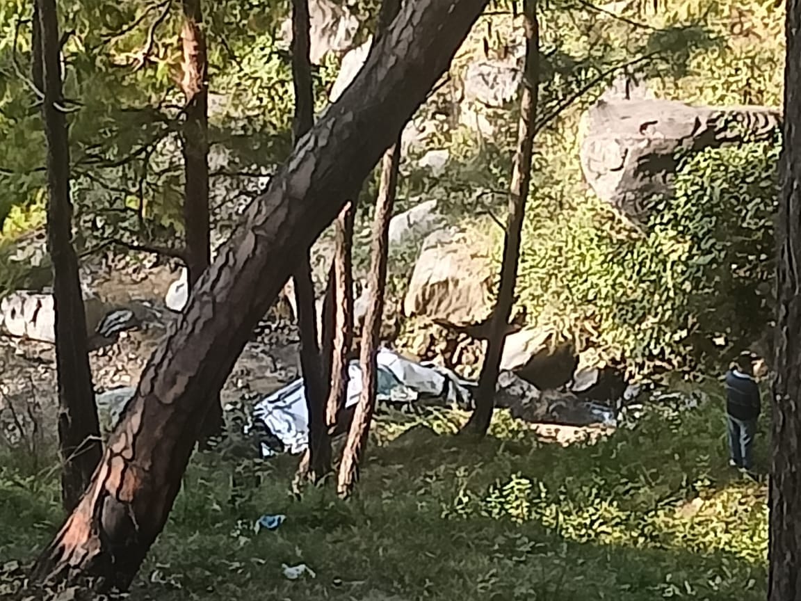 चमोली जिले के देवाल में दर्दनाक हादसा: वाहन खाई में गिरा, चालक की मौके पर मौत 2 Tragic accident in Dewal of Chamoli district: Vehicle fell into ditch, driver died on the spot.