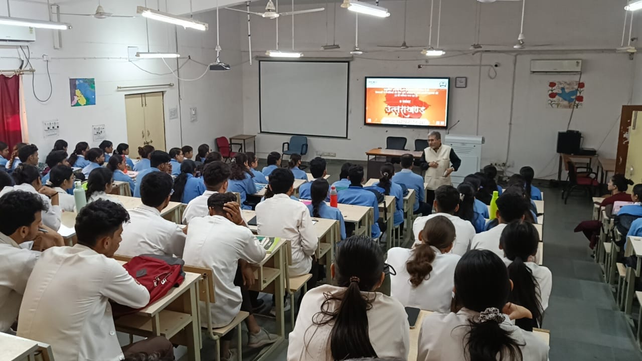 मेडिकल कॉलेज में धूमधाम से मनाया गया उत्तराखंड स्थापना दिवस, शहीदों को दी श्रद्धांजलि