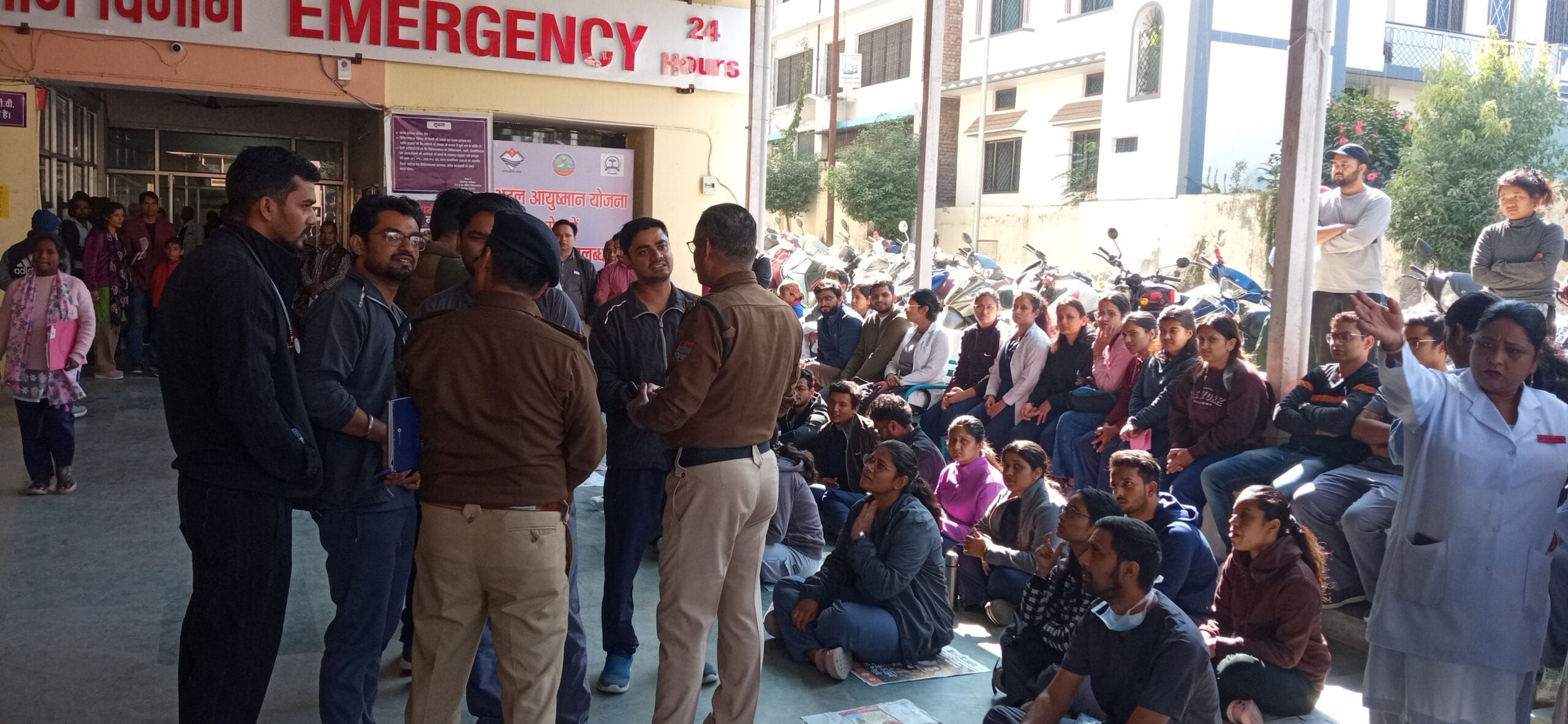 श्रीनगर, पौड़ी गढ़वाल: बेस अस्पताल श्रीकोट में डॉक्टरों की हड़ताल, मरीज और स्थानीय लोग परेशान 3 श्रीनगर, पौड़ी गढ़वाल: बेस अस्पताल श्रीकोट में डॉक्टरों की हड़ताल, मरीज और स्थानीय लोग परेशान