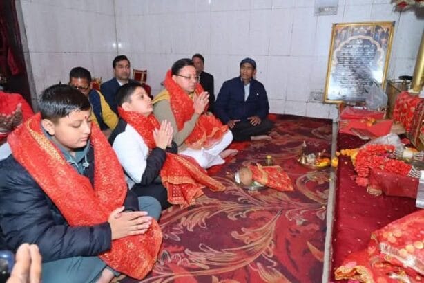 सिद्धपीठ सुरकंडा देवी पहुंचे मुख्यमंत्री धामी, शीतकालीन यात्रा को बताया सफल पहल