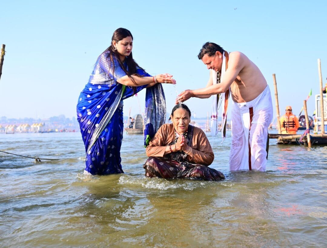 CM DHAMI PRAYAGRAJ MAHA KUMBH: प्रयागराज महाकुंभ में सीएम धामी का गंगा स्नान और संतों द्वारा UCC के लिए सम्मान