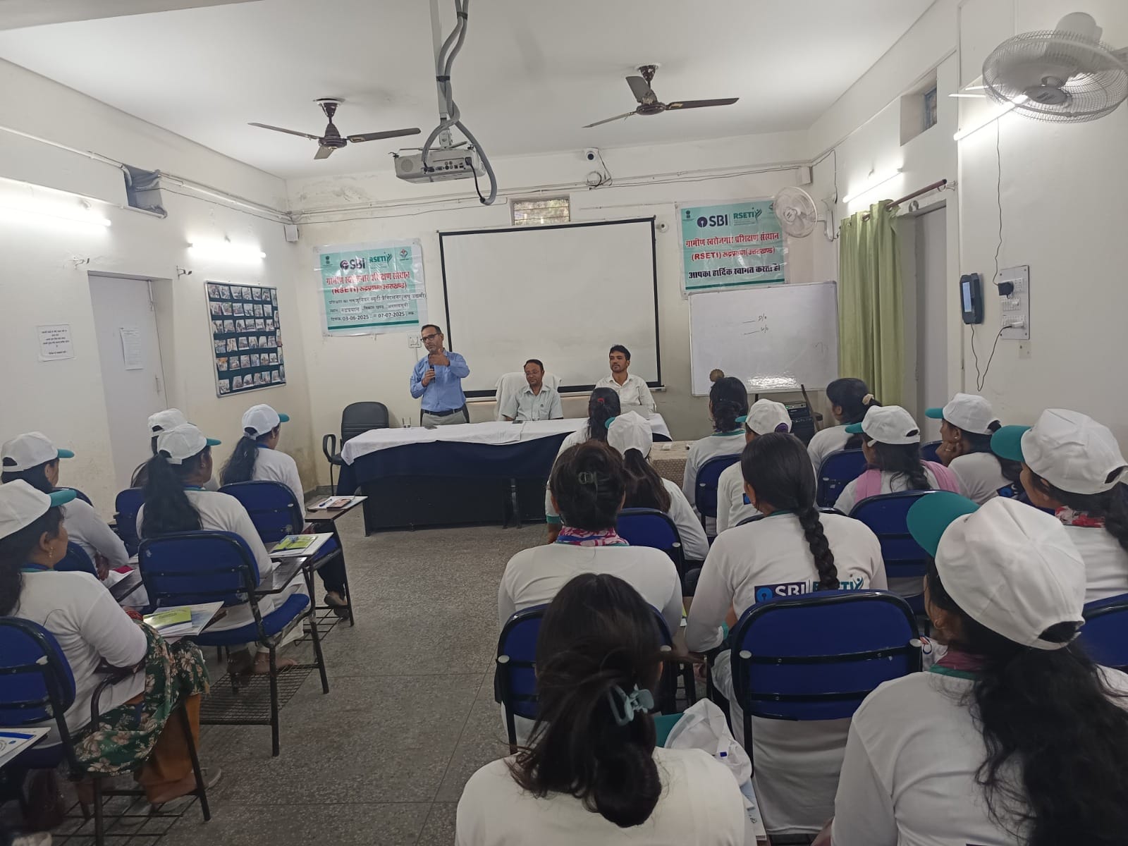 रुद्रप्रयाग: आरसेटी में शुरू हुआ 35 दिवसीय ब्यूटी पार्लर प्रशिक्षण, ग्रामीण महिलाएं बनेंगी आत्मनिर्भर 3 रुद्रप्रयाग: आरसेटी में शुरू हुआ 35 दिवसीय ब्यूटी पार्लर प्रशिक्षण