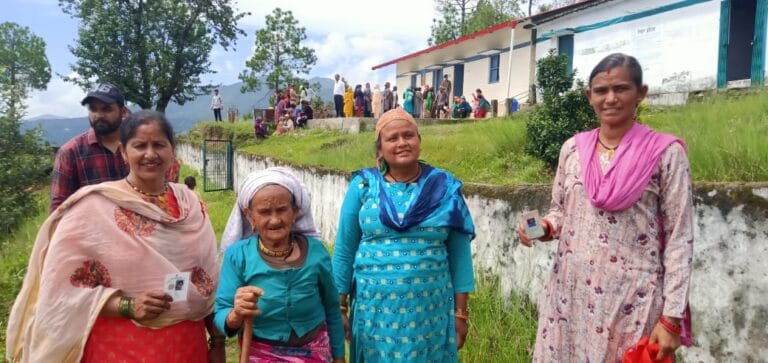 uttarakhand panchayat chunav 2025: पहले चरण की वोटिंग में दिखा जबरदस्त उत्साह, जनता ने मजबूत लोकतंत्र की ओर बढ़ाया कदम