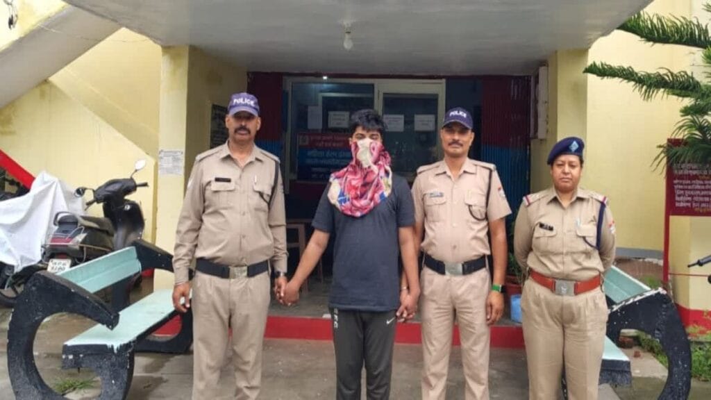 Almora News Today: करोड़ों की ठगी करने वाला शातिर ठग दिल्ली से गिरफ्तार, निवेश के नाम पर लोगों को बनाया शिकार 1 Almora News Today: करोड़ों की ठगी करने वाला शातिर ठग दिल्ली से गिरफ्तार, निवेश के नाम पर लोगों को बनाया शिकार