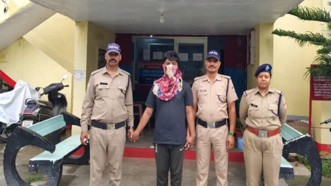 Almora News Today: करोड़ों की ठगी करने वाला शातिर ठग दिल्ली से गिरफ्तार, निवेश के नाम पर लोगों को बनाया शिकार 1 Almora News Today: करोड़ों की ठगी करने वाला शातिर ठग दिल्ली से गिरफ्तार, निवेश के नाम पर लोगों को बनाया शिकार