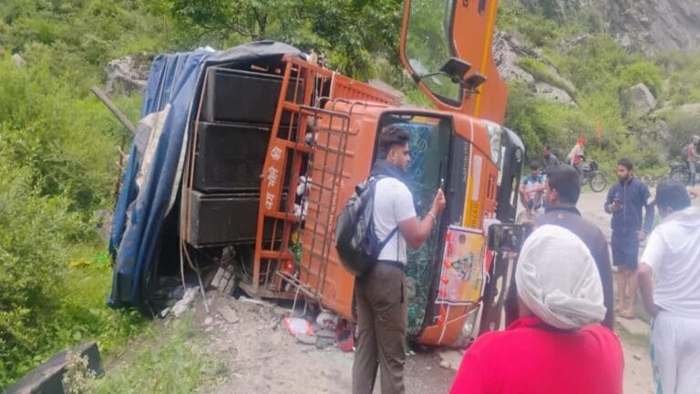 Kanwar Yatra Truck Aaccident Uttarkhand: उत्तराखंड में भीषण सड़क हादसा, अनियंत्रित होकर कांवड़ियों का ट्रक पलटा, पांच घायल