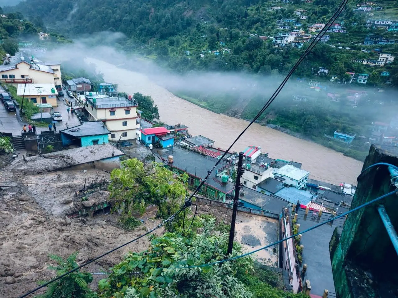चमोली: आधी रात में आया जलजला, दबे कई घर और दुकान, दो लोगों के लापता होने की सूचना