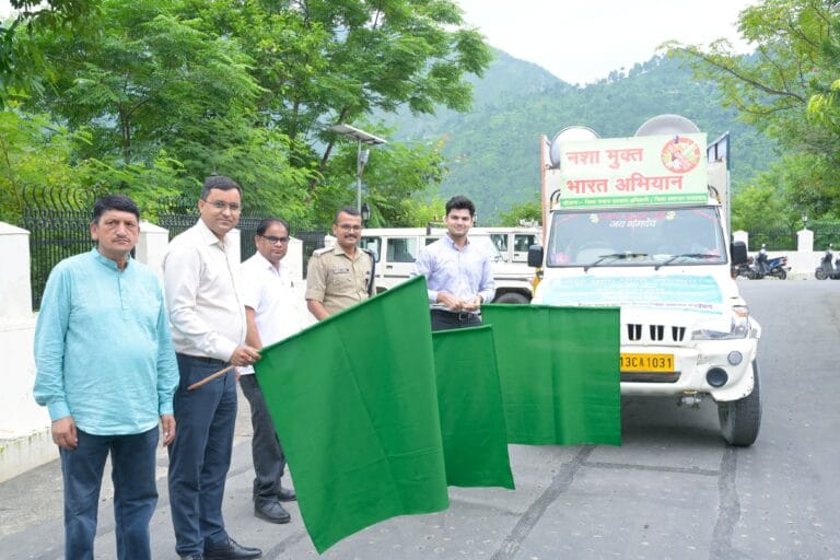 रुद्रप्रयाग में नशा मुक्त भारत अभियान की शुरुआत, जिलाधिकारी ने जन-जागरूकता वाहन को दिखाई हरी झंडी