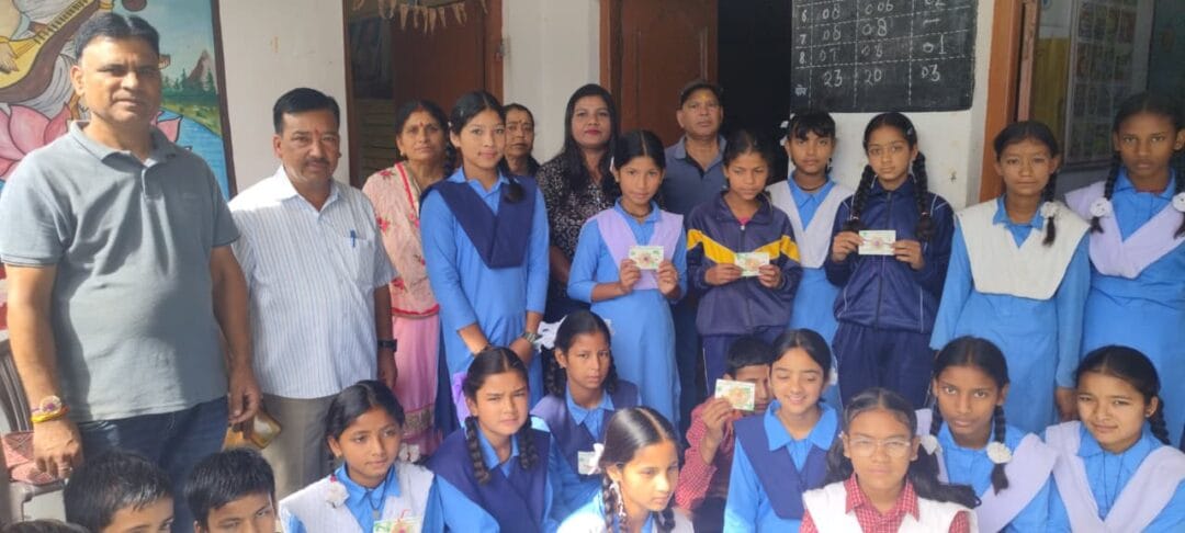 रुद्रप्रयाग में रक्षाबंधन पर आयुष विभाग की अनोखी पहल, वितरित की गई औषधीय पादपों के बीज युक्त राखियां 1 रुद्रप्रयाग में रक्षाबंधन पर आयुष विभाग की अनोखी पहल, वितरित की गई औषधीय पादपों के बीज युक्त राखियां