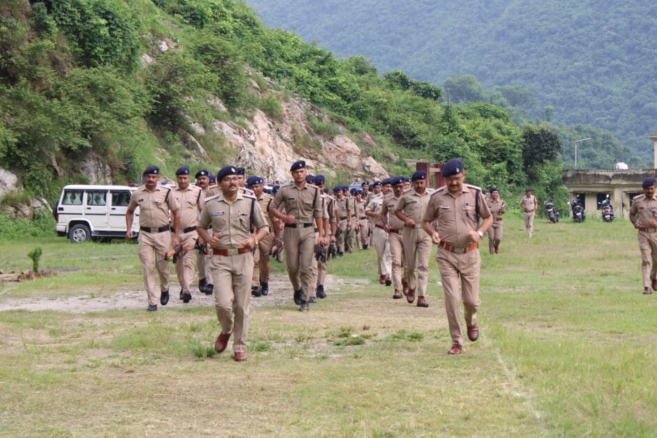 रुद्रप्रयाग पुलिस लाइन रतूड़ा में आयोजित हुई शुक्रवार की साप्ताहिक पुलिस परेड 1 रुद्रप्रयाग पुलिस लाइन