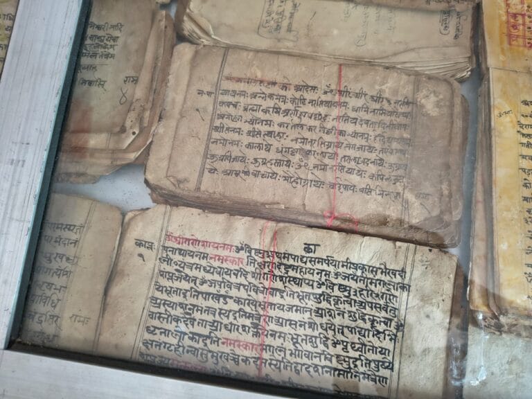 500 साल पुरानी संस्कृत पांडुलिपियों से लेकर प्राचीन सिक्कों तक… बेंजी गांव का संग्रहालय है विरासत का खजाना