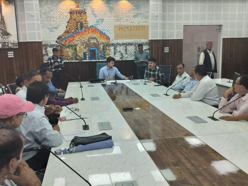 स्वतंत्रता संग्राम सेनानी परिवारों की शिकायतों पर जिलाधिकारी की बैठक, मौके पर 6 मामलों का समाधान