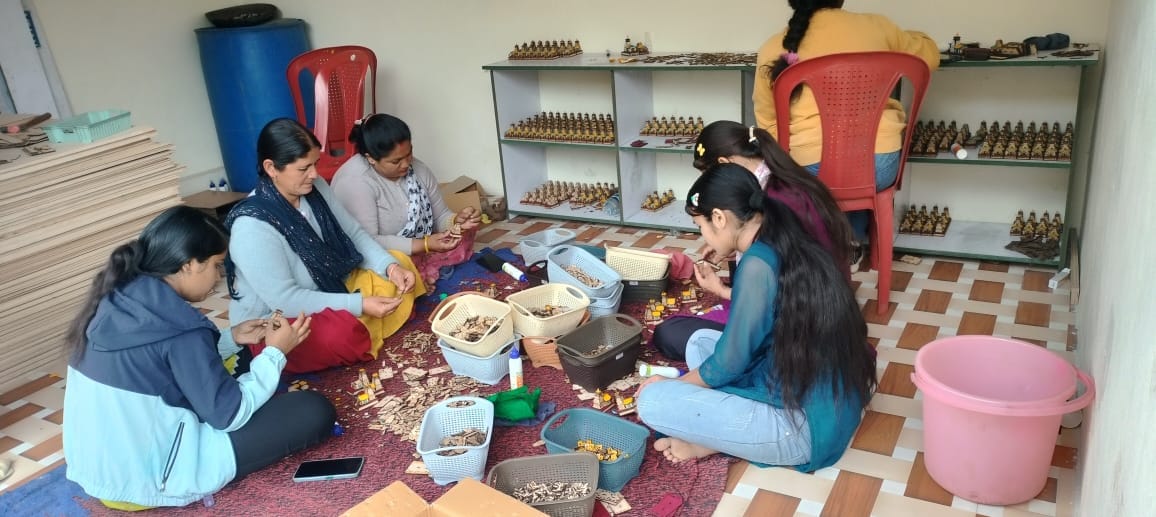 रुद्रप्रयाग की महिलाओं ने सुविनियर आइटम्स बेचकर कमाए 10 लाख, ऑनलाइन और ऑफलाइन दोनों माध्यमों से हो रही बिक्री 5 रुद्रप्रयाग की महिलाओं की बड़ी उपलब्धि, सुविनियर आइटम्स बेचकर कमाए 8 लाख, बन रहीं आत्मनिर्भरता की मिसाल