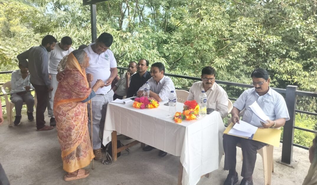 सरकार जनता के द्वार कार्यक्रम के अंतर्गत ग्राम पंचायत भेत-सेम (विकासखण्ड ऊखीमठ) में आयोजित हुआ जनता दरबार