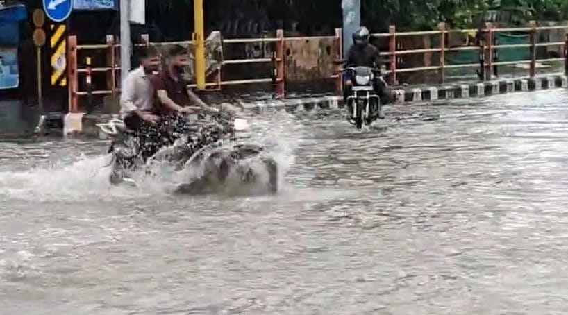 Uttarakhand Heavy Rain Alert: उत्तराखंड में मूसलधार बारिश का कहर, जलमग्न सड़कें, डूबे वाहन, जनजीवन अस्त-व्यस्त