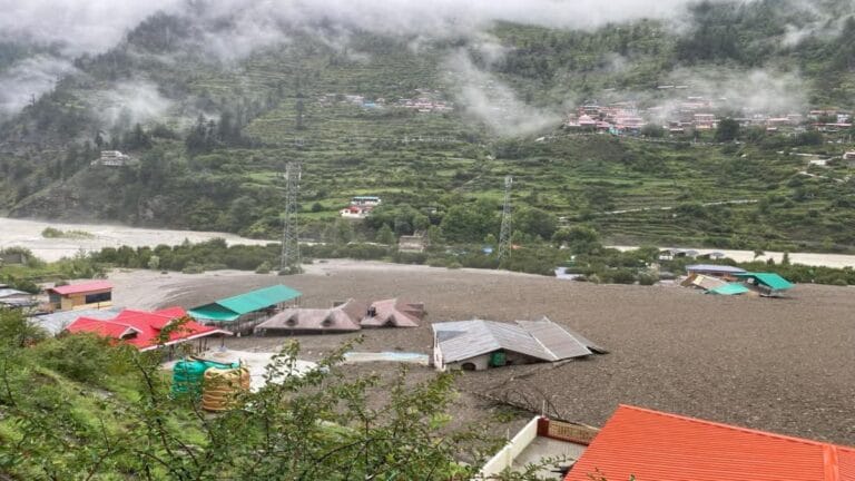 UTTARKASHI CLOUD BURST: तबाही के मंजर के बीच युद्धस्तर पर राहत-बचाव कार्य, MI-17 और चिनूक हेलिकॉप्टर से होगा रेस्क्यू ऑपरेशन