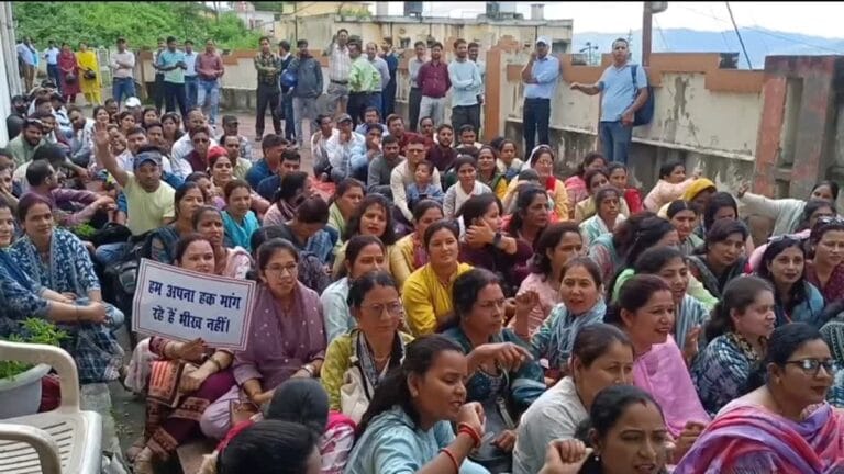 अल्मोड़ा में अतिथि शिक्षकों का अनिश्चितकालीन धरना शुरू, ग्रीष्मावकाश और दीर्घावकाश वेतन न मिलने से आक्रोश