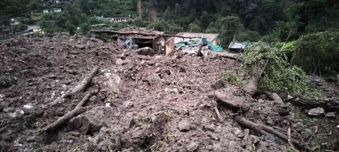 चमोली नंदानगर में बादल फटा: 12 लोग मलबे में दबे, कई घर तबाह, युद्धस्तर पर राहत-बचाव कार्य