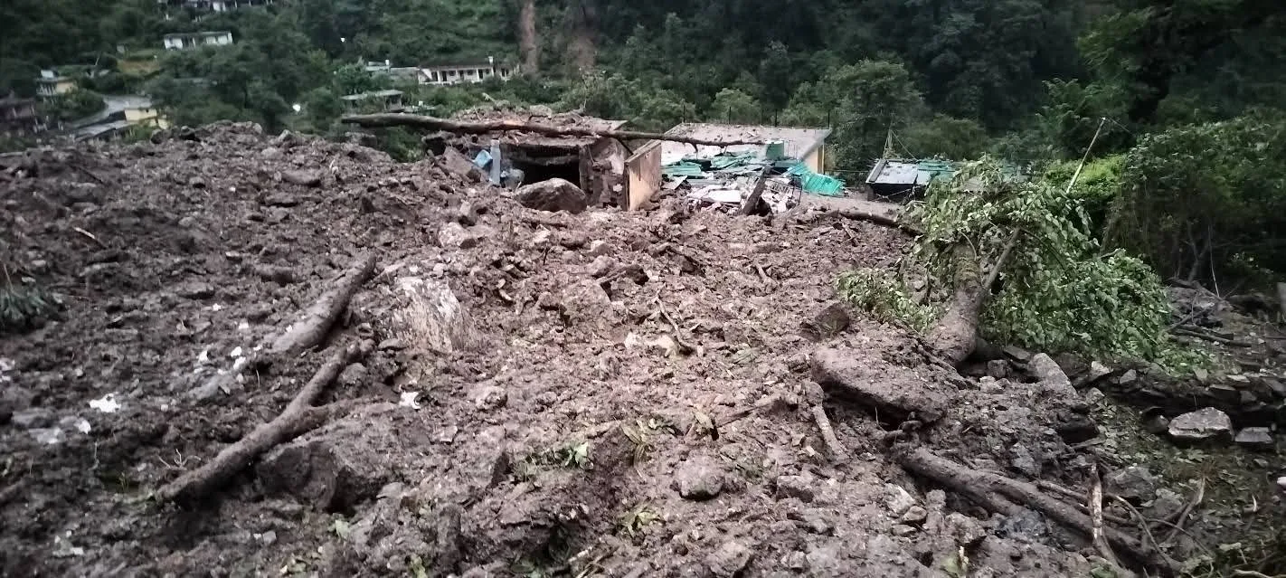 चमोली नंदानगर में बादल फटा: 12 लोग मलबे में दबे, कई घर तबाह, युद्धस्तर पर राहत-बचाव कार्य