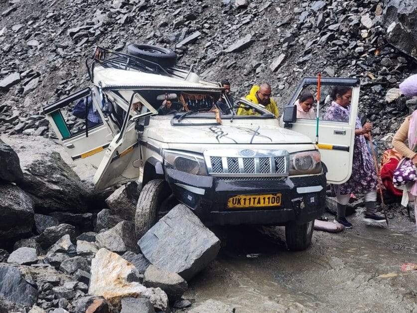 मुनकटिया स्लाइडिंग जोन में पत्थर की चपेट में आया मैक्स वाहन, 2 की मौत, 3 घायल 1 मुनकटिया स्लाइडिंग जोन में पत्थर की चपेट में आया मैक्स वाहन, 2 की मौत, 3 घायल