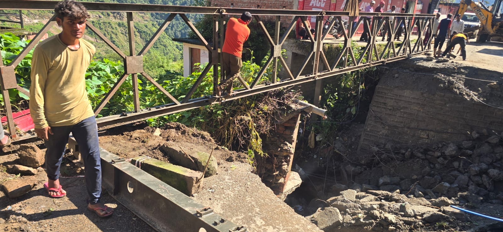 बसुकेदार आपदा: ल्वारा के समीप 12 मीटर स्पान पुल के पुनर्निर्माण का कार्य युद्धस्तर पर शुरू, 4 दिन में तैयार होने की उम्मीद 2 बसुकेदार आपदा: ल्वारा के समीप 12 मीटर स्पान पुल के पुनर्निर्माण का कार्य युद्धस्तर पर शुरू, 4 दिन में तैयार होने की उम्मीद