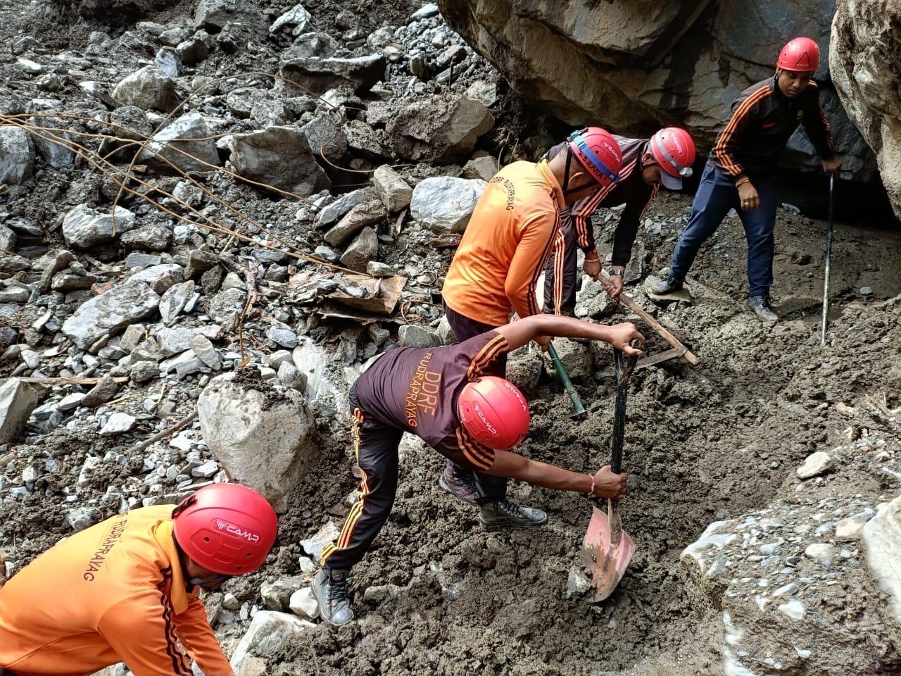 छेनागाड़ में 11वें दिन भी लापता 8 लोगों की तलाश जारी, मलबे में सुराग ढूंढ रही टीमें 2 छेनागाड़ में 11वें दिन भी लापता 8 लोगों की तलाश जारी, मलबे में सुराग ढूंढ रही टीमें