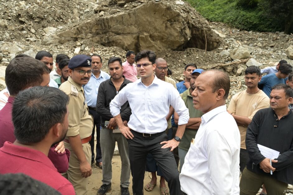 छेनागाड़ में आपदा के बाद युद्ध स्तर पर राहत-बचाव कार्य जारी, जिलाधिकारी प्रतीक जैन ने किया ग्राउंड ज़ीरो का निरीक्षण