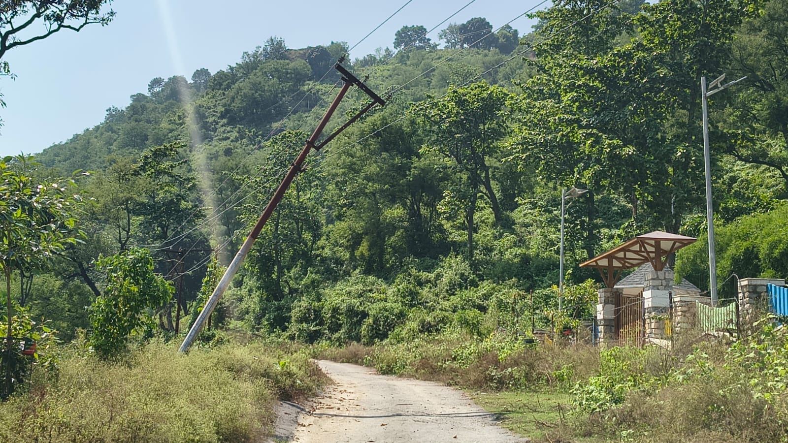 धीरे-धीरे धंस रहा रुद्रप्रयाग बायपास, दरारों ने बढ़ाई चिंता, बिजली आपूर्ति के खंभे भी झुके 2 धीरे-धीरे धंस रहा रुद्रप्रयाग बायपास, दरारों ने बढ़ाई चिंता, बिजली आपूर्ति के खंभे भी झुके