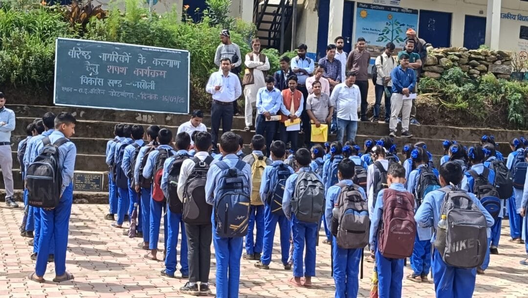 कोटबांगर में पेंशन शिविर आयोजित, ग्रामीणों ने बढ़-चढ़कर लिया हिस्सा 1 कोटबांगर में पेंशन शिविर आयोजित, ग्रामीणों ने बढ़-चढ़कर लिया हिस्सा