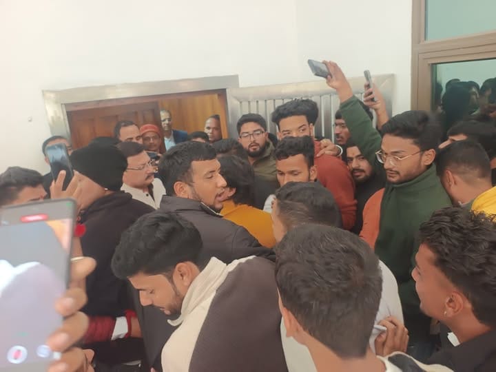 गढ़वाल विश्वविद्यालय में बवाल: AC बैठक से छात्रसंघ को दूर रखने पर हंगामा, पुलिस तैनात