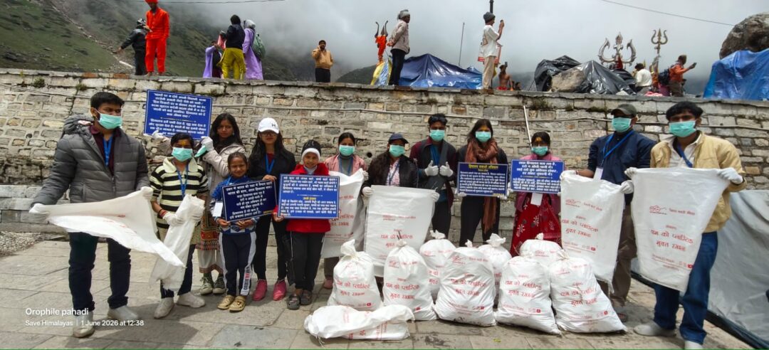 केदारनाथ में चलाया स्वच्छता अभियान, 30 से अधिक बैग कूड़ा किया एकत्र