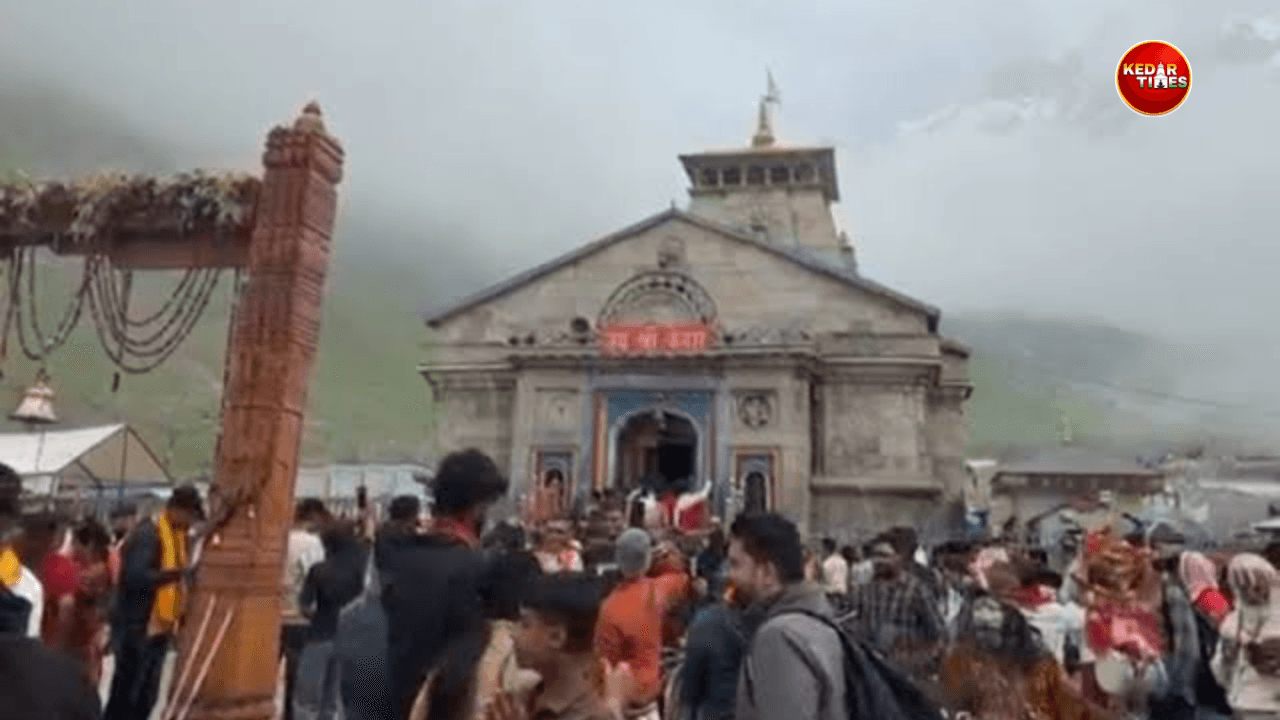 Kedarnath Yatra: लगातार बारिश से यात्रा धीमी, शनिवार को 1751 श्रद्धालुओं ने किए बाबा केदार के दर्शन 1 Kedarnath Yatra devotees visiting Kedarnath Temple during monsoon