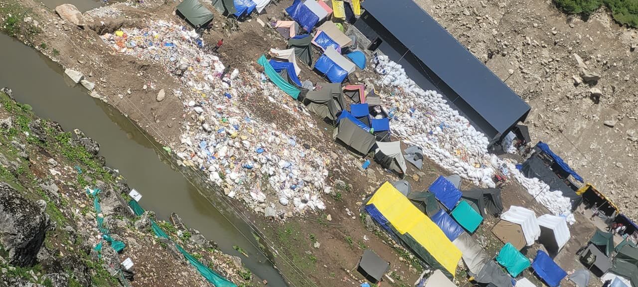 केदारनाथ से तुंगनाथ तक कूड़े का संकट, क्या बदलेगी नई वेस्ट मैनेजमेंट योजना? 1 kedarnath-waste-management-2026.webp