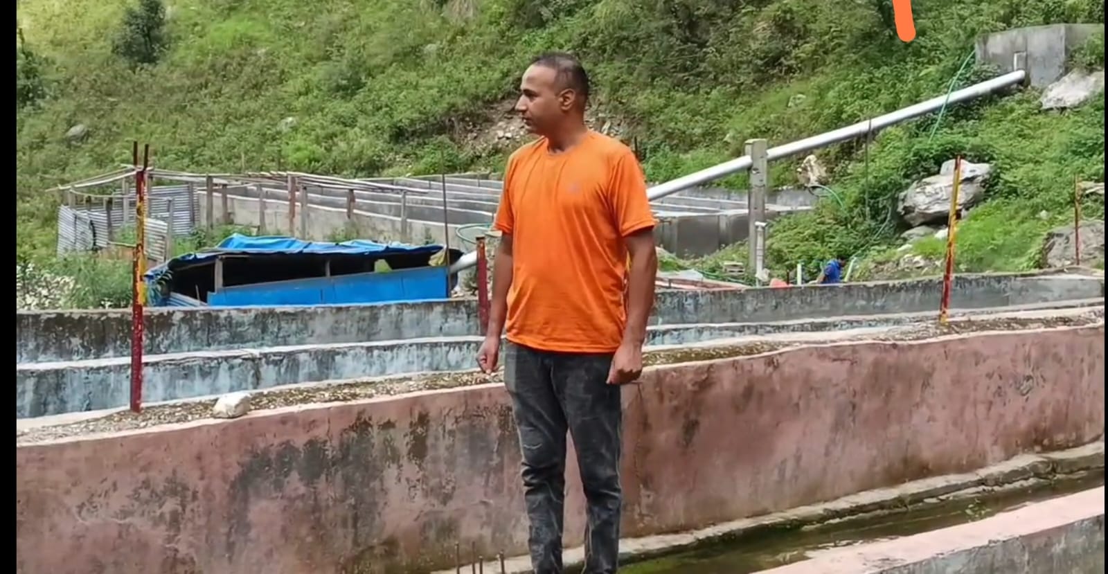 रुद्रप्रयाग- शहर की नौकरी छोड़ गांव लौटे दिनेश सिंह चौधरी, ट्राउट पालन से हर साल कमा रहे 5 लाख रुपये 1 रुद्रप्रयाग- शहर की नौकरी छोड़ गांव लौटे दिनेश सिंह चौधरी