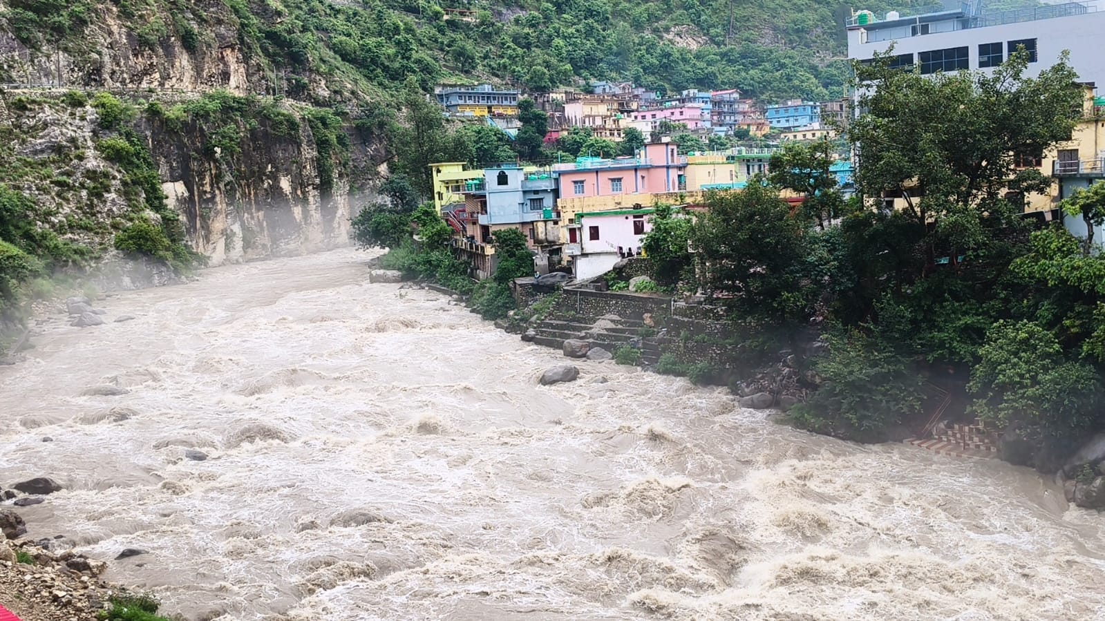 घनसाली में भिलंगना नदी किनारे स्थित असुरक्षित भवन पर चस्पा किया गया नगर पंचायत का नोटिस।
