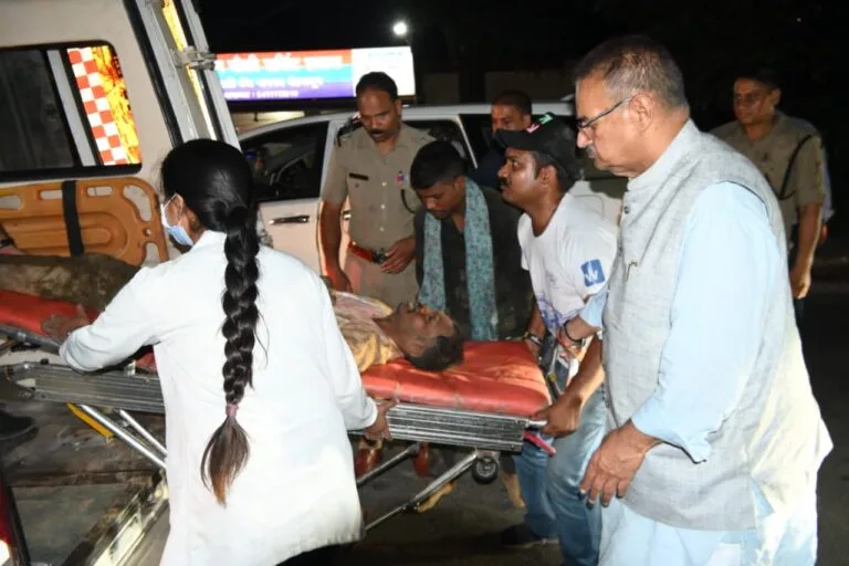 Dehradun News: सड़क निर्माण के दौरान मलबा गिरने से दो श्रमिक दबे, रेस्क्यू कर अस्पताल पहुंचाया