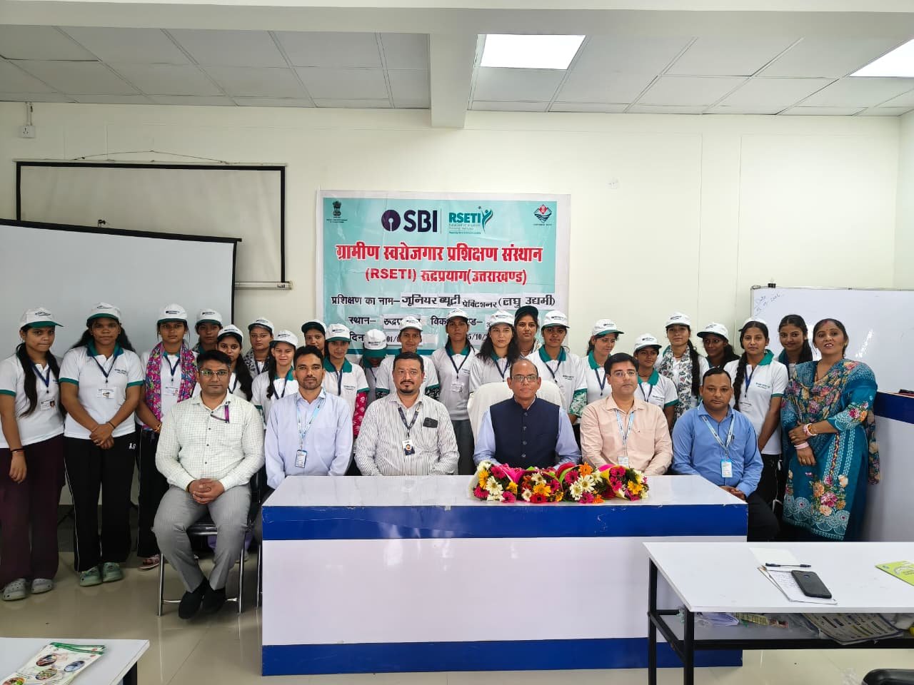 एसबीआई ग्रामीण स्वरोजगार प्रशिक्षण संस्थान रुद्रप्रयाग: 35 दिवसीय जूनियर ब्यूटी प्रैक्टिशनर प्रशिक्षण शुरू, 32 युवतियां ले रहीं प्रशिक्षण 1 35 दिवसीय जूनियर ब्यूटी प्रैक्टिशनर प्रशिक्षण शुरू, 32 युवतियां ले रहीं प्रशिक्षण